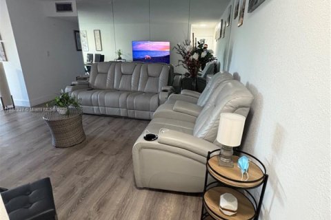 Condo in Hialeah, Florida, 2 bedrooms № 1941204 - photo 3