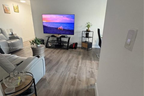 Condo in Hialeah, Florida, 2 bedrooms № 1941204 - photo 5