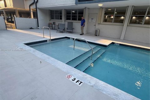 Condo in Hialeah, Florida, 2 bedrooms № 1941204 - photo 21
