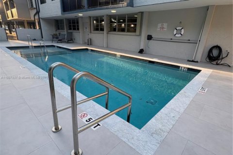Condo in Hialeah, Florida, 2 bedrooms № 1941204 - photo 22