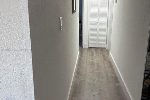 Condo in Hialeah, Florida, 2 bedrooms № 1941204 - photo 10