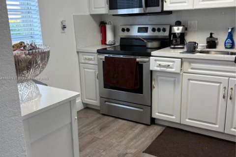 Condo in Hialeah, Florida, 2 bedrooms № 1941204 - photo 7