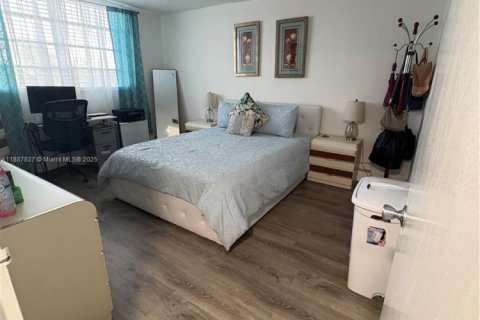 Condo in Hialeah, Florida, 2 bedrooms № 1941204 - photo 12