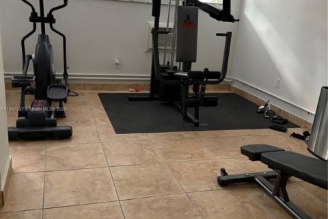 Condo in Hialeah, Florida, 2 bedrooms № 1941204 - photo 17