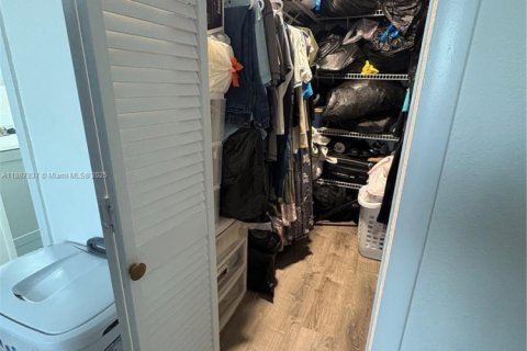 Condo in Hialeah, Florida, 2 bedrooms № 1941204 - photo 13