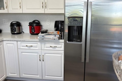 Condo in Hialeah, Florida, 2 bedrooms № 1941204 - photo 8