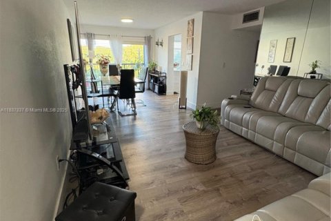 Condo in Hialeah, Florida, 2 bedrooms № 1941204 - photo 6