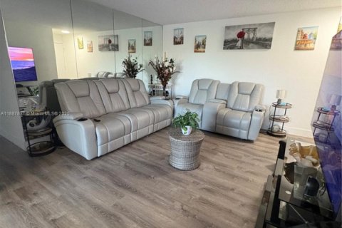 Condo in Hialeah, Florida, 2 bedrooms № 1941204 - photo 1