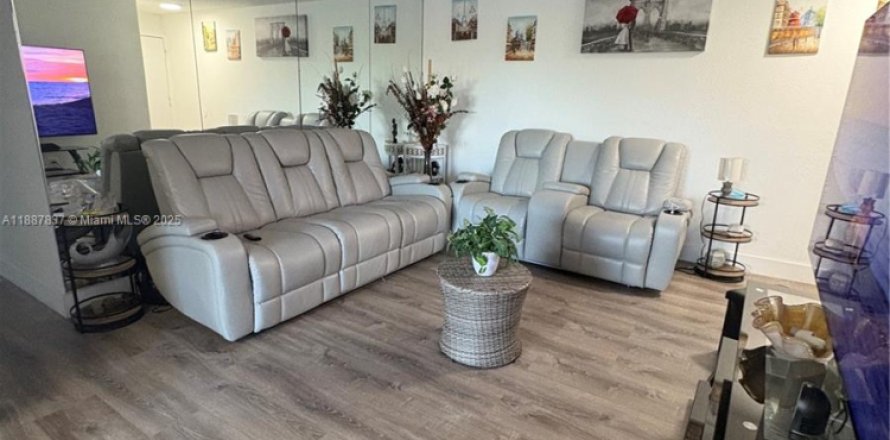 Condo in Hialeah, Florida, 2 bedrooms № 1941204