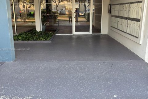 Condo in Hialeah, Florida, 2 bedrooms № 1941204 - photo 2