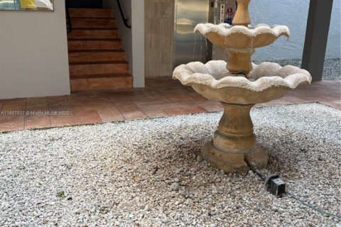 Condo in Hialeah, Florida, 2 bedrooms № 1941204 - photo 23