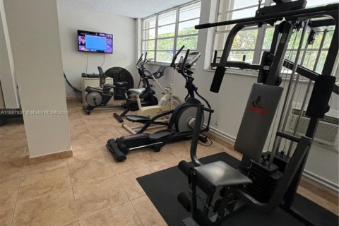 Condo in Hialeah, Florida, 2 bedrooms № 1941204 - photo 18