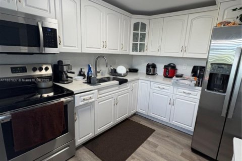 Condo in Hialeah, Florida, 2 bedrooms № 1941204 - photo 9