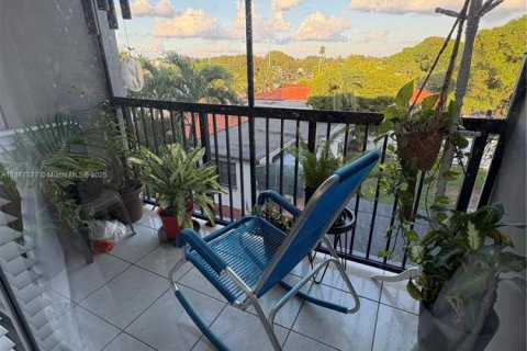 Condo in Hialeah, Florida, 2 bedrooms № 1941204 - photo 16