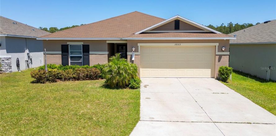 House in Clermont, Florida 3 bedrooms, 161.28 sq.m. № 1784770