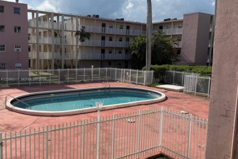 Copropriété à louer à Lauderhill, Floride: 2 chambres, 89.09 m2 № 2357584 - photo 2