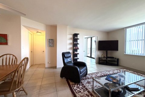 Condo in Hollywood, Florida, 2 bedrooms  № 2265370 - photo 11