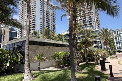 Condo in Hollywood, Florida, 2 bedrooms  № 2265370 - photo 2