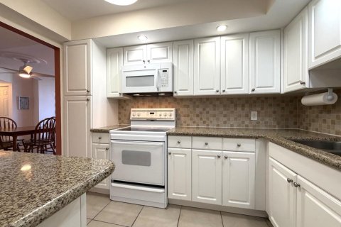 Condo in Hollywood, Florida, 2 bedrooms  № 2265370 - photo 16