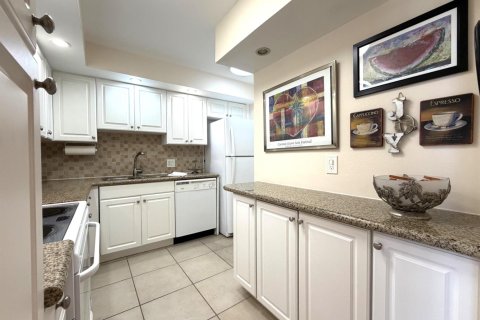 Condo in Hollywood, Florida, 2 bedrooms  № 2265370 - photo 14