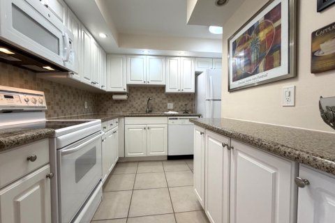 Condo in Hollywood, Florida, 2 bedrooms  № 2265370 - photo 13