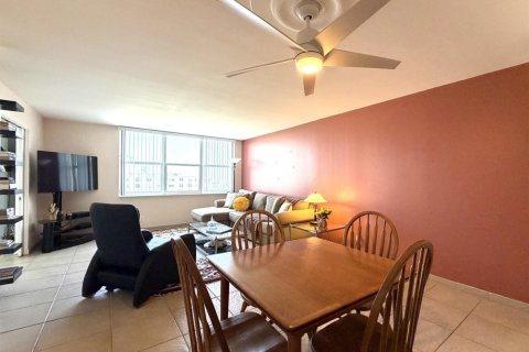 Condo in Hollywood, Florida, 2 bedrooms  № 2265370 - photo 9