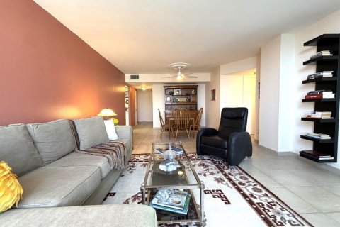 Condo in Hollywood, Florida, 2 bedrooms  № 2265370 - photo 8
