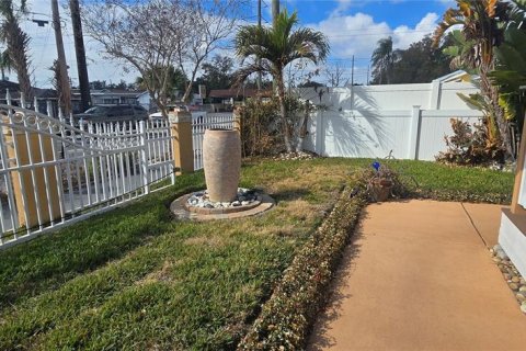 House in Tampa, Florida 3 bedrooms, 117.06 sq.m. № 2205819 - photo 12