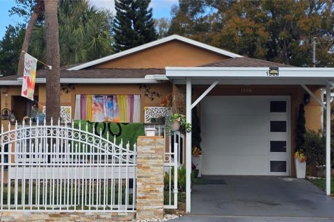 House in Tampa, Florida 3 bedrooms, 117.06 sq.m. № 2205819