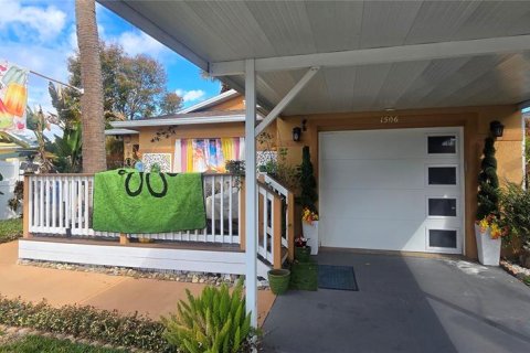 House in Tampa, Florida 3 bedrooms, 117.06 sq.m. № 2205819 - photo 2
