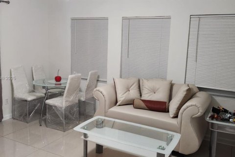 House in Hollywood, Florida 5 bedrooms, 140.47 sq.m. № 1938116 - photo 12