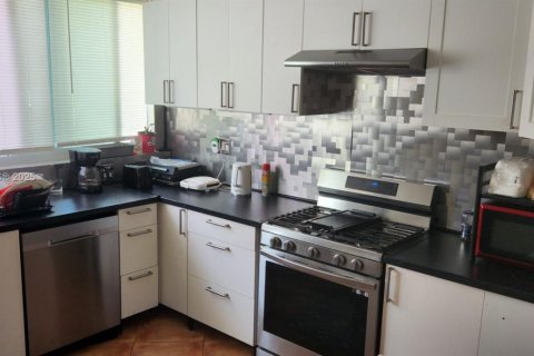 House in Hollywood, Florida 5 bedrooms, 140.47 sq.m. № 1938116 - photo 3