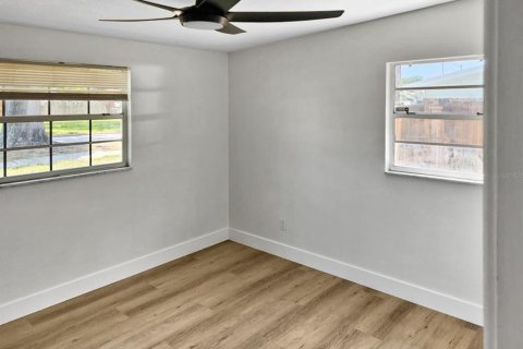 House in Orlando, Florida 4 bedrooms, 132.85 sq.m. № 2112280 - photo 12