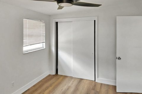 House in Orlando, Florida 4 bedrooms, 132.85 sq.m. № 2112280 - photo 14