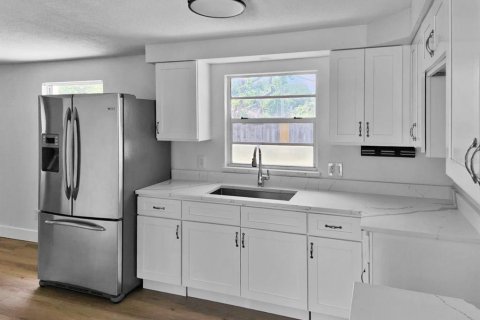 House in Orlando, Florida 4 bedrooms, 132.85 sq.m. № 2112280 - photo 9