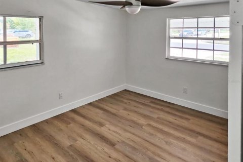 House in Orlando, Florida 4 bedrooms, 132.85 sq.m. № 2112280 - photo 17