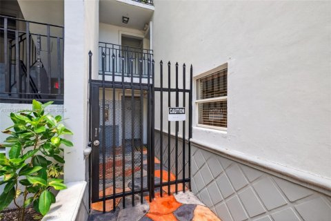 Купить кондоминиум в Майами, Флорида 2 спальни, 69.86м2, № 1895916 - фото 3