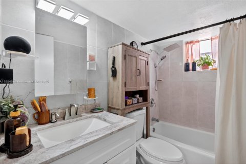Купить кондоминиум в Майами, Флорида 2 спальни, 69.86м2, № 1895916 - фото 13