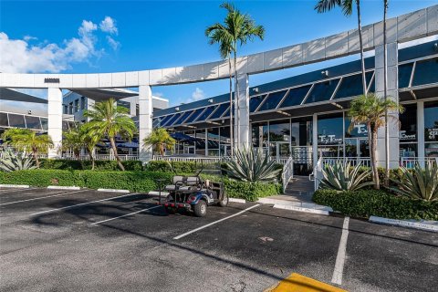 Commercial property in Key Biscayne, Florida № 1710304 - photo 1