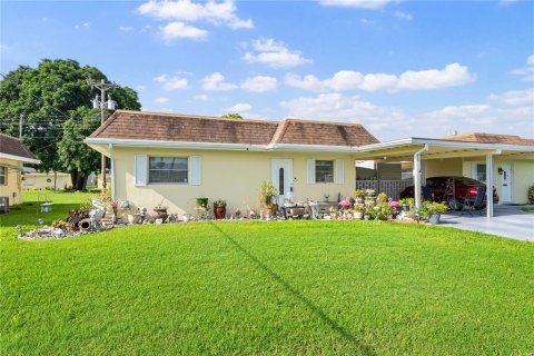 Casa en venta en Lehigh Acres, Florida, 2 dormitorios, 91.97 m2 № 2217212 - foto 2