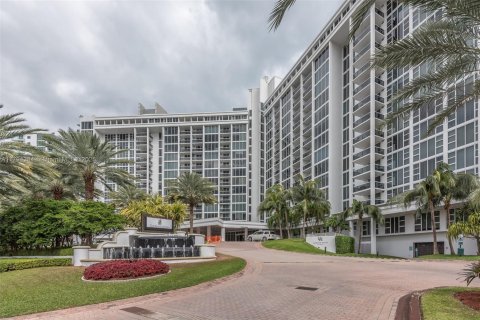Condominio en alquiler en Bal Harbour, Florida, 2 dormitorios, 98.1 m2 № 1935076 - foto 11