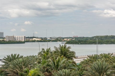 Condominio en alquiler en Bal Harbour, Florida, 2 dormitorios, 98.1 m2 № 1935076 - foto 18