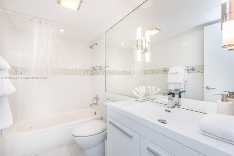 Condominio en alquiler en Bal Harbour, Florida, 2 dormitorios, 98.1 m2 № 1935076 - foto 23