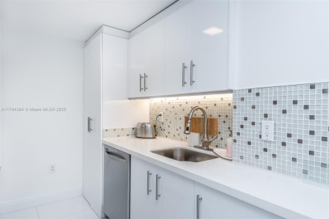 Condominio en alquiler en Bal Harbour, Florida, 2 dormitorios, 98.1 m2 № 1935076 - foto 25