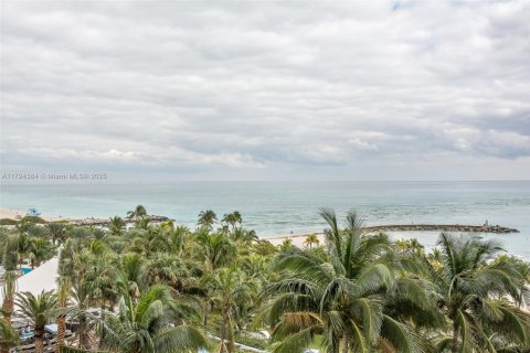 Condominio en alquiler en Bal Harbour, Florida, 2 dormitorios, 98.1 m2 № 1935076 - foto 13