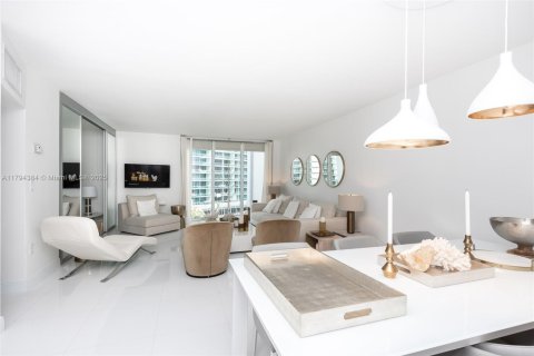 Condominio en alquiler en Bal Harbour, Florida, 2 dormitorios, 98.1 m2 № 1935076 - foto 1