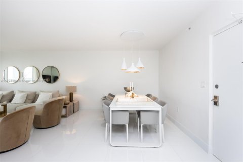 Condominio en alquiler en Bal Harbour, Florida, 2 dormitorios, 98.1 m2 № 1935076 - foto 3