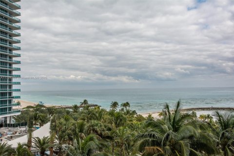 Condominio en alquiler en Bal Harbour, Florida, 2 dormitorios, 98.1 m2 № 1935076 - foto 16