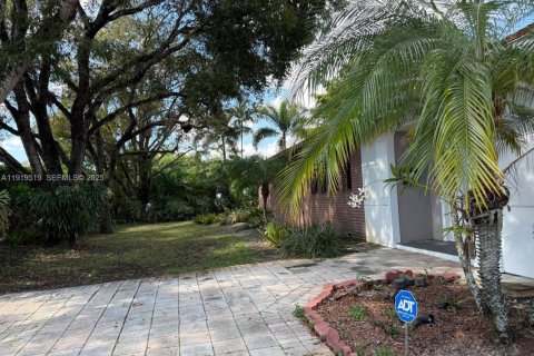 Villa ou maison à louer à Plantation, Floride: 4 chambres, 253.34 m2 № 1976613 - photo 1