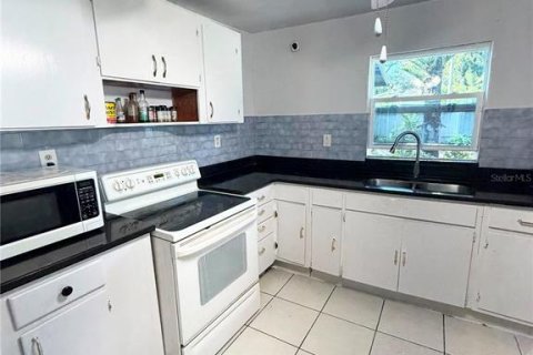 House in Tampa, Florida 2 bedrooms, 87.7 sq.m. № 2306509 - photo 6
